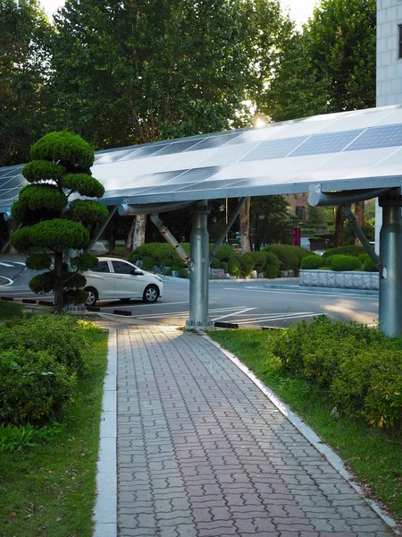 韓国の太陽電池パネルで駐車や建物の屋根 — ストック写真