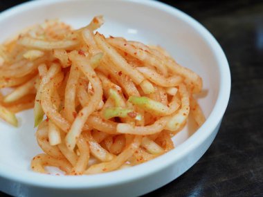 Korece turp salatası, garnitür