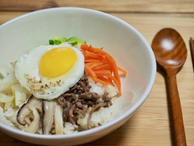 Kore yemeği Biftek ve sebze bibibimbap