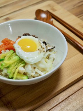 Kore yemeği Biftek ve sebze bibibimbap