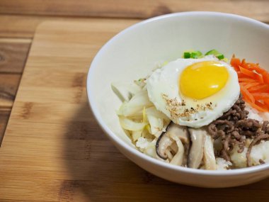 Kore yemeği Biftek ve sebze bibibimbap