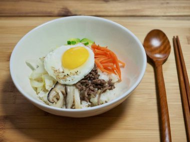 Kore yemeği Biftek ve sebze bibibimbap