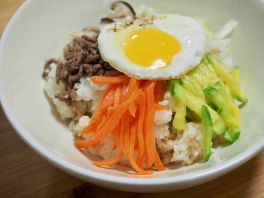 Kore yemeği Biftek ve sebze bibibimbap