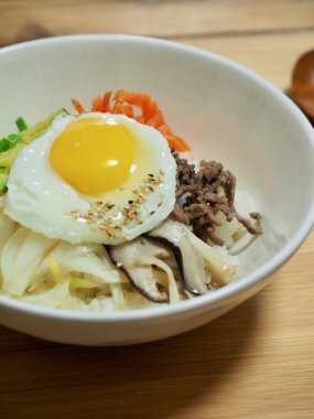 Kore yemeği Biftek ve sebze bibibimbap