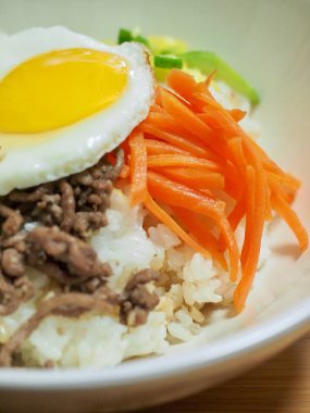 Kore yemeği Biftek ve sebze bibibimbap