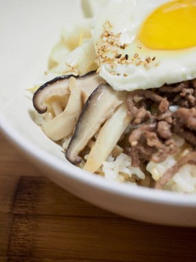 Kore yemeği Biftek ve sebze bibibimbap