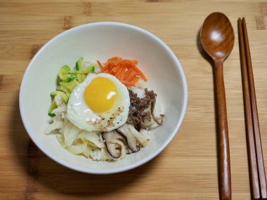 Kore yemeği Biftek ve sebze bibibimbap