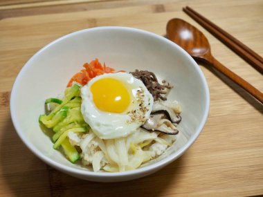 Kore yemeği Biftek ve sebze bibibimbap
