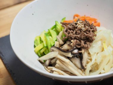 Kore yemeği Biftek ve sebze bibibimbap