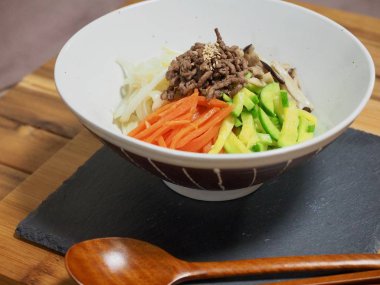 Kore yemeği Biftek ve sebze bibibimbap