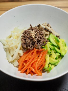 Kore yemeği Biftek ve sebze bibibimbap