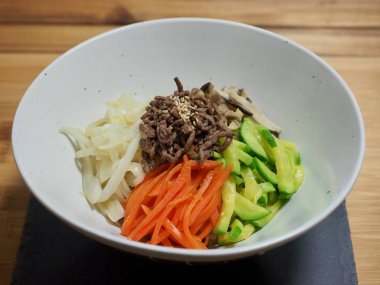Kore yemeği Biftek ve sebze bibibimbap