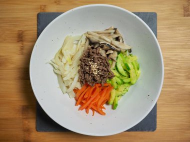 Kore yemeği Biftek ve sebze bibibimbap