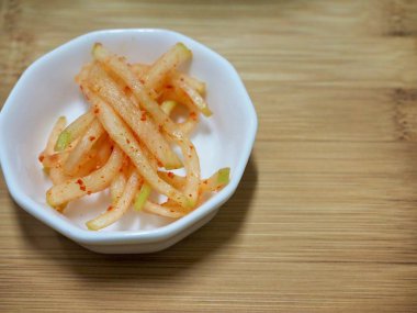 Korece turp salatası, garnitür