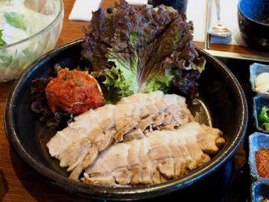 Kore yemeği Kimchi ve domuz eti, domuz eti ile Bossam Napa sarar,