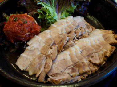 Kore yemeği Kimchi ve domuz eti, domuz eti ile Bossam Napa sarar,