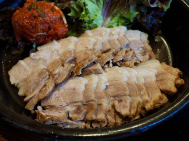 Kore yemeği Kimchi ve domuz eti, domuz eti ile Bossam Napa sarar,