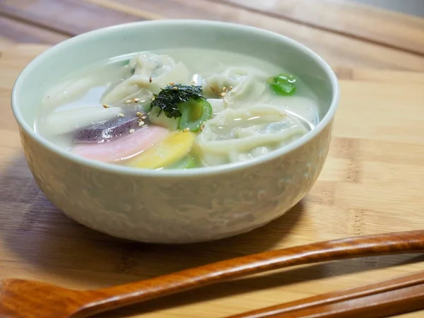 Корейская Традиционная Еда Нарезанный Суп Рисового Пирога Тток Суп Клецки — стоковое фото