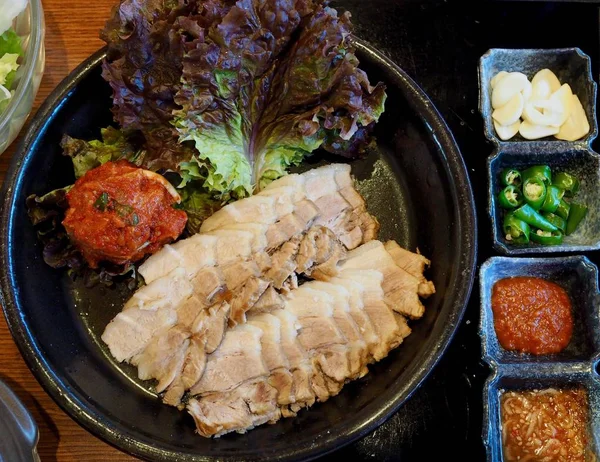 Kore yemeği Kimchi ve domuz eti, domuz eti ile Bossam Napa sarar,