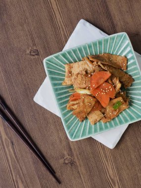 Kore yemeği garnitür kızarmış balık Yapıştır