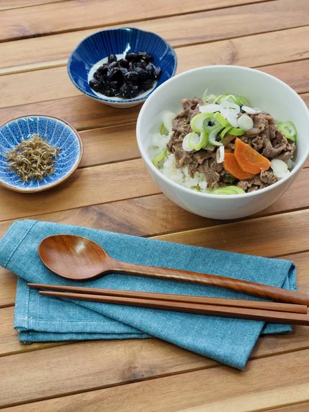 Comida Asiática Bulgogi Con Arroz Tazón Arroz Cubierto Con Bulgogi —  Fotos de Stock