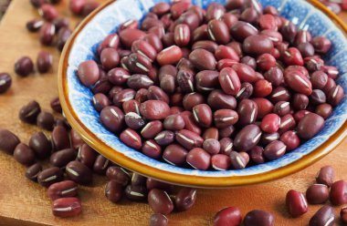 Porselen tabakta kırmızı fasulye, küçük fasulye, azuki