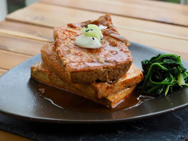 Asya gıda Tofu soya sosu ve ıspanak, Dubu-jorim, haşlanmış soya içinde Braisedtofu simmered.