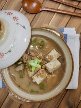 Kore yemeği Chungkukjang, soya fasulyesi mayalanmış yiyecek.