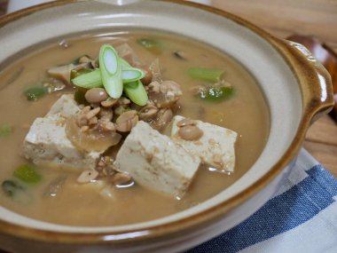 Kore yemeği Chungkukjang, soya fasulyesi mayalanmış yiyecek.