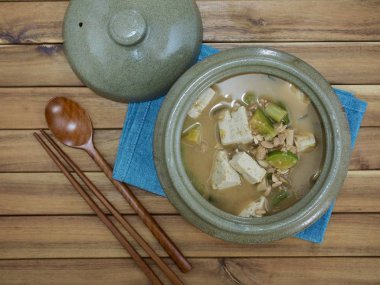 Kore yemeği Chungkukjang, soya fasulyesi mayalanmış yiyecek.