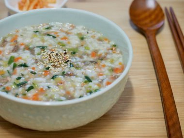 Kore yemeği sığır eti ve sebze pirinç lapası