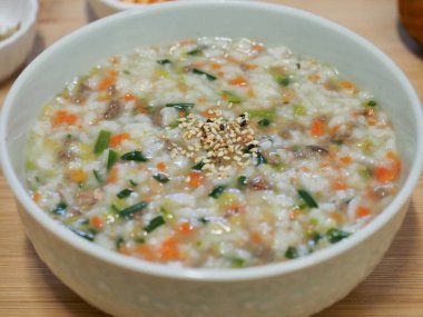 Kore yemeği sığır eti ve sebze pirinç lapası