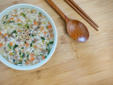 Kore yemeği sığır eti ve sebze pirinç lapası