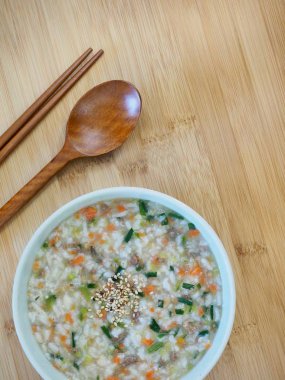 Kore yemeği sığır eti ve sebze pirinç lapası