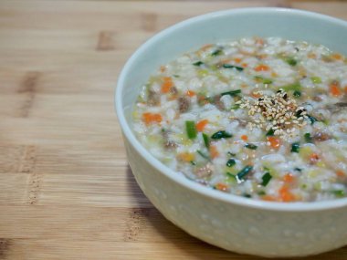 Kore yemeği sığır eti ve sebze pirinç lapası