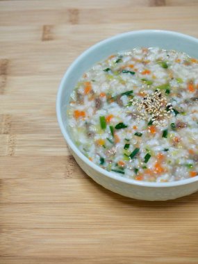 Kore yemeği sığır eti ve sebze pirinç lapası