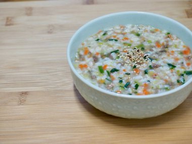 Kore yemeği sığır eti ve sebze pirinç lapası