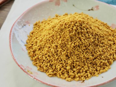 Bir tabak içinde sarı köri tozu