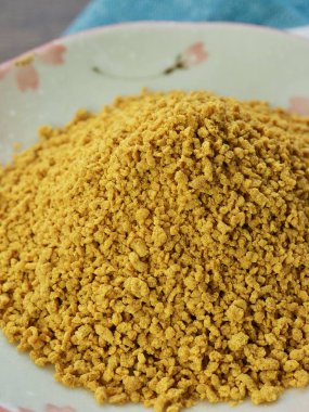 Bir tabak içinde sarı köri tozu
