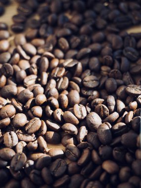 Güneş ışığı altında kavrulmuş kahve çekirdekleri