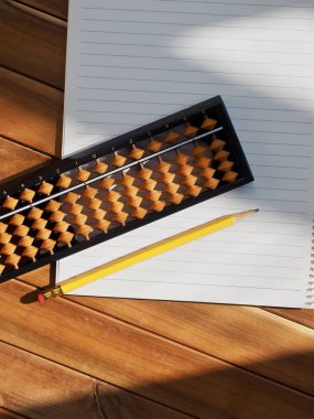 Asya analog hesap makinesi abaküs ve defter ve kalemler