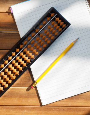 Asya analog hesap makinesi abaküs ve defter ve kalemler