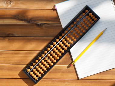 Asya analog hesap makinesi abaküs ve defter ve kalemler