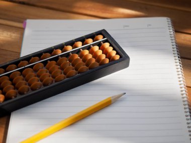 Asya analog hesap makinesi abaküs ve defter ve kalemler