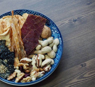 Kurutulmuş yiyecek sığır sarsıntılı ve laver kraker ve kurutulmuş filefish ve Brezilya fındık ve badem, ceviz, kaju fıstığı 