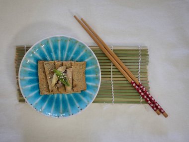 Kore yemeği garnitür kızarmış balık Yapıştır