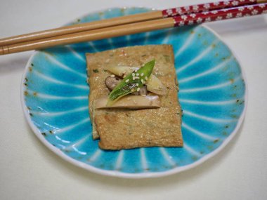 Kore yemeği garnitür kızarmış balık Yapıştır