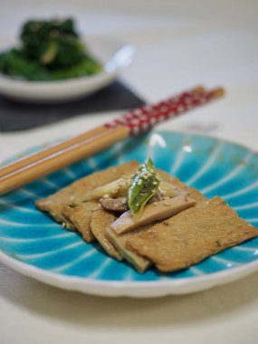 Kore yemeği garnitür kızarmış balık Yapıştır