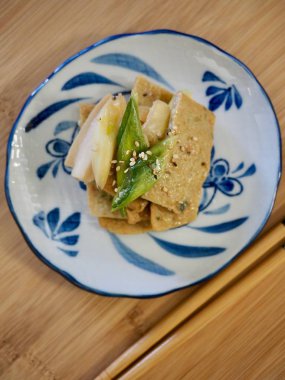 Kore yemeği garnitür kızarmış balık Yapıştır