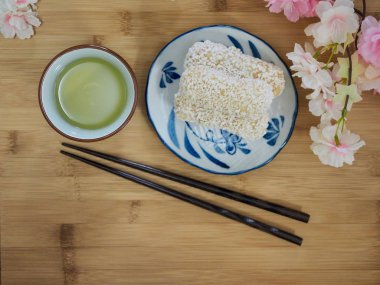 Kore geleneksel tatlılar yugwa ve yeşil çay ve kiraz çiçekleri